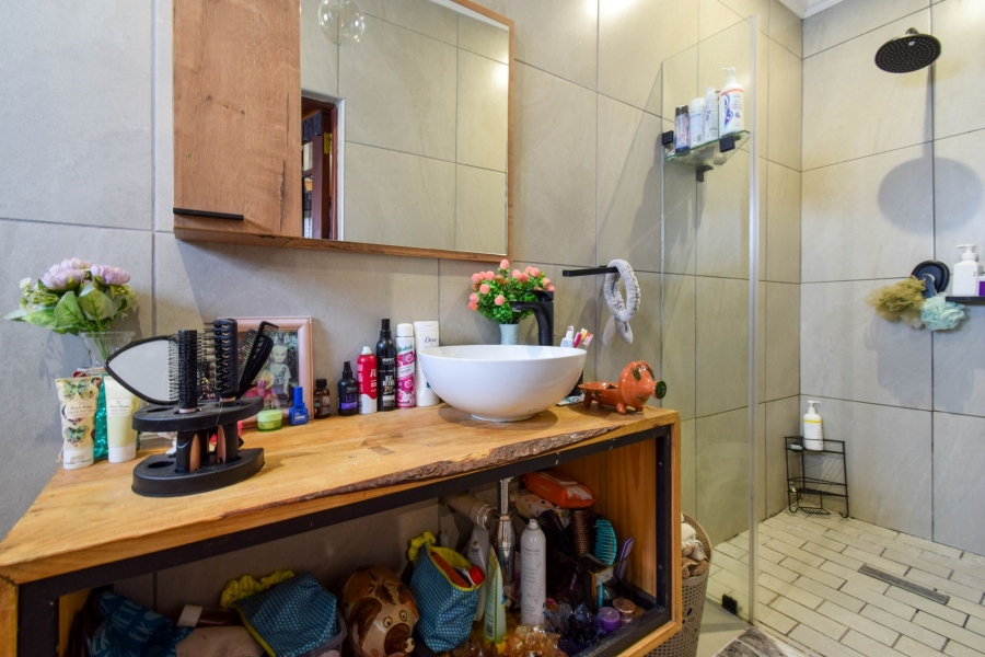 5 Bedroom Property for Sale in Kameeldrift East Gauteng