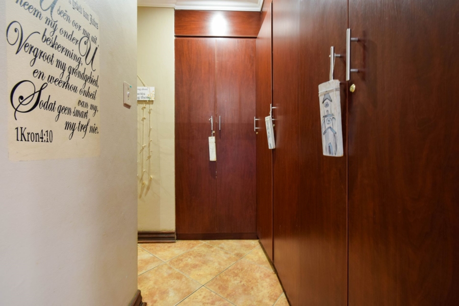 5 Bedroom Property for Sale in Kameeldrift East Gauteng