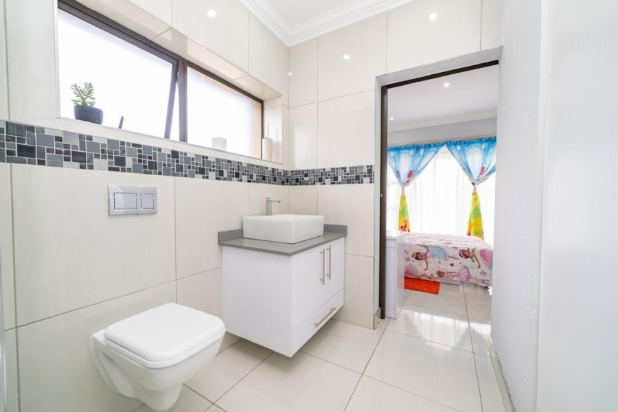 4 Bedroom Property for Sale in Helderwyk Gauteng