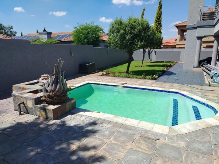 6 Bedroom Property for Sale in Helderwyk Gauteng