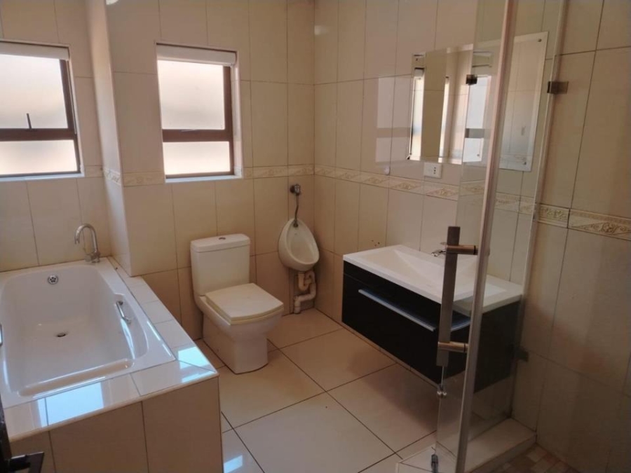 6 Bedroom Property for Sale in Helderwyk Gauteng