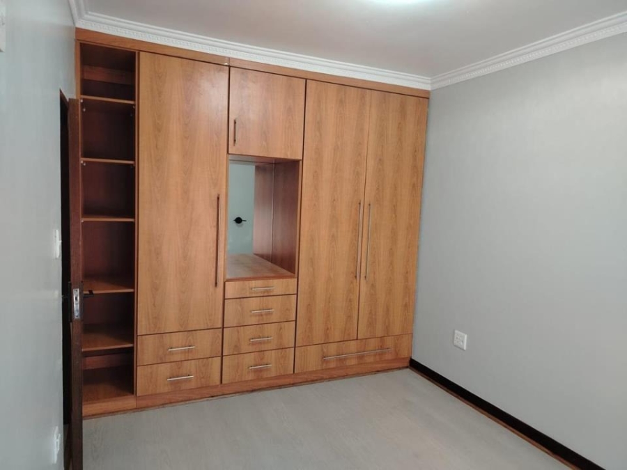 6 Bedroom Property for Sale in Helderwyk Gauteng