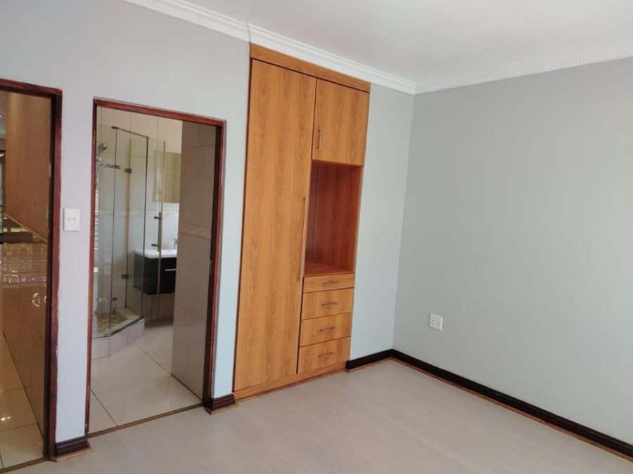 6 Bedroom Property for Sale in Helderwyk Gauteng