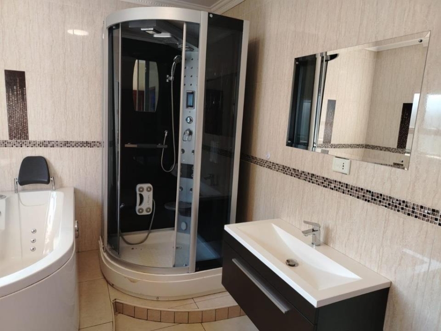 6 Bedroom Property for Sale in Helderwyk Gauteng