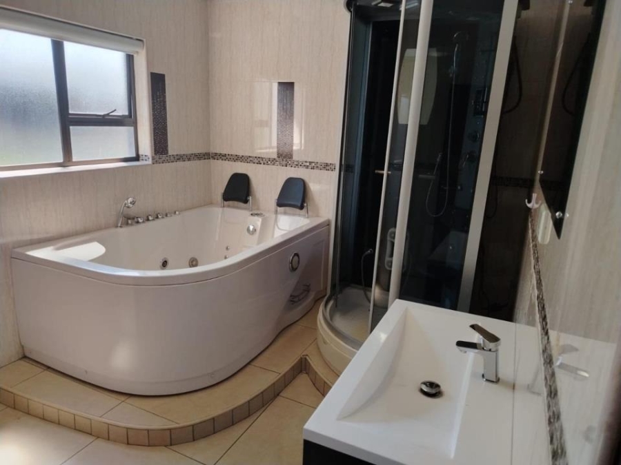 6 Bedroom Property for Sale in Helderwyk Gauteng