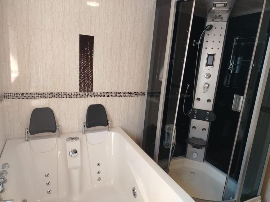 6 Bedroom Property for Sale in Helderwyk Gauteng