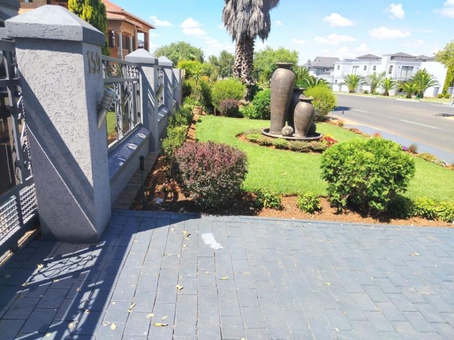 6 Bedroom Property for Sale in Helderwyk Gauteng