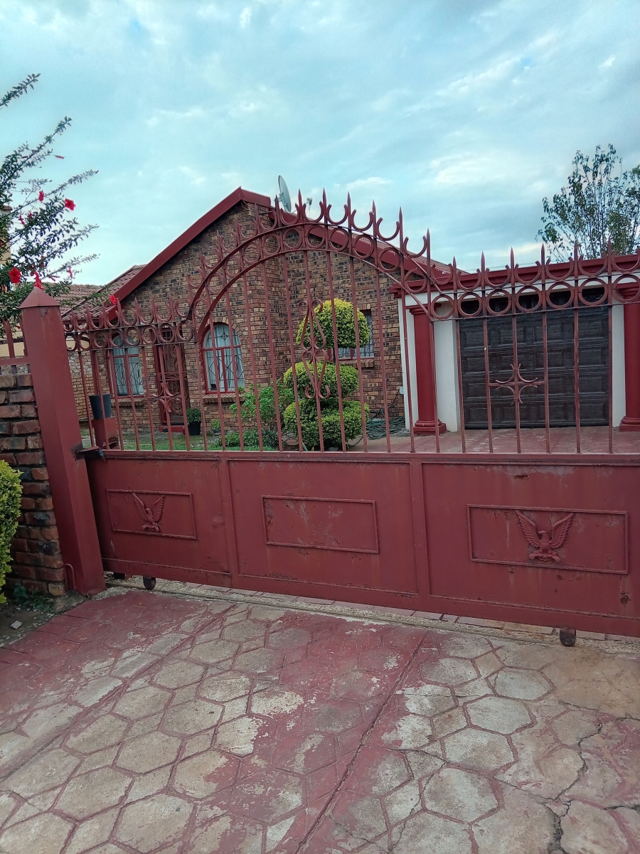 3 Bedroom Property for Sale in Lindo Park Gauteng