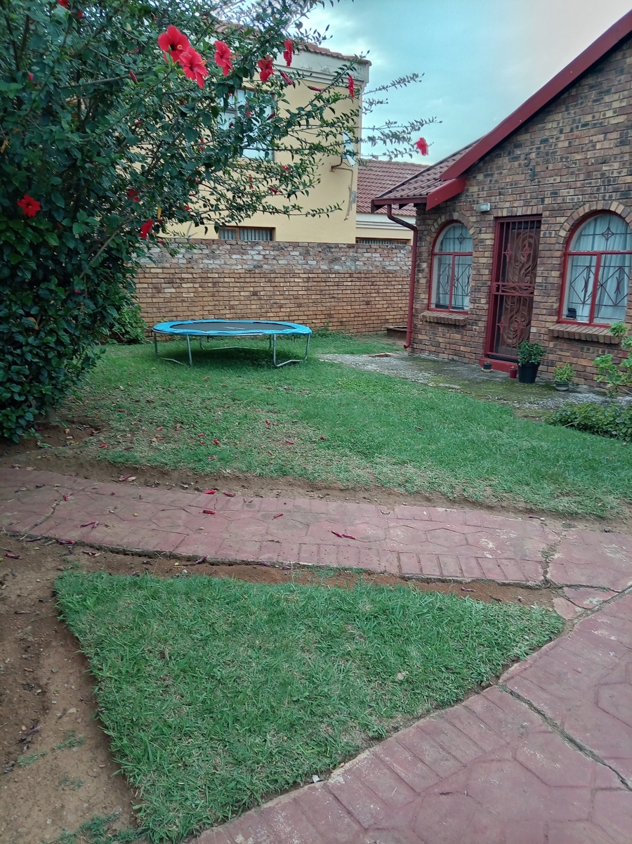 3 Bedroom Property for Sale in Lindo Park Gauteng