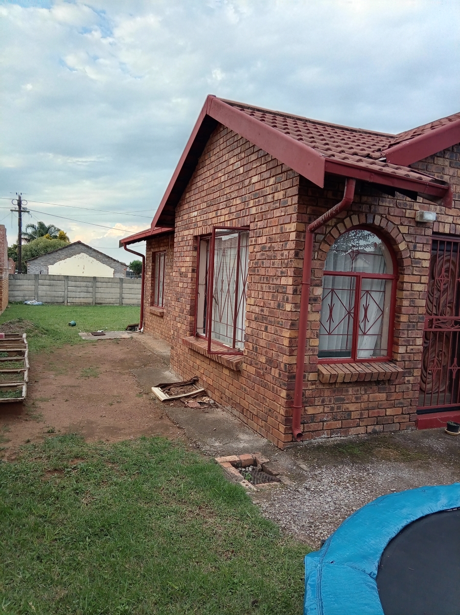 3 Bedroom Property for Sale in Lindo Park Gauteng