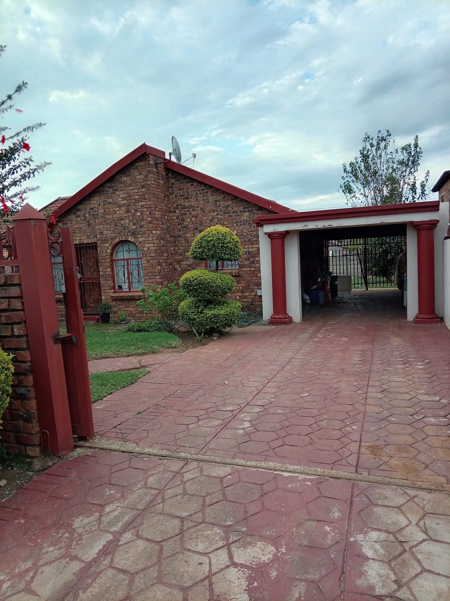 3 Bedroom Property for Sale in Lindo Park Gauteng