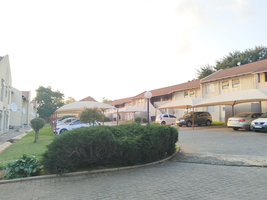 2 Bedroom Property for Sale in Die Hoewes Gauteng
