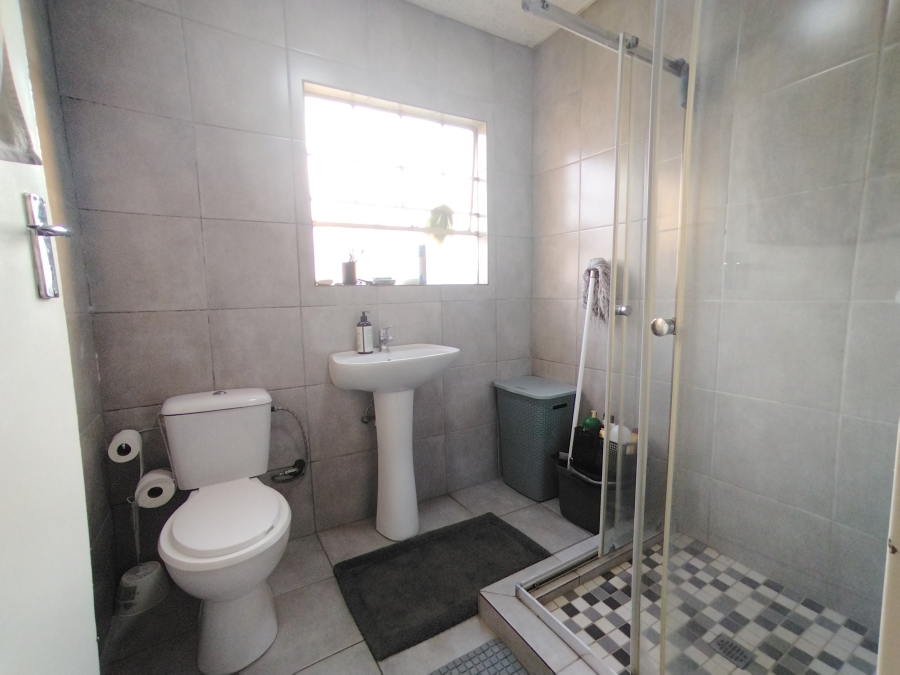 2 Bedroom Property for Sale in Die Hoewes Gauteng