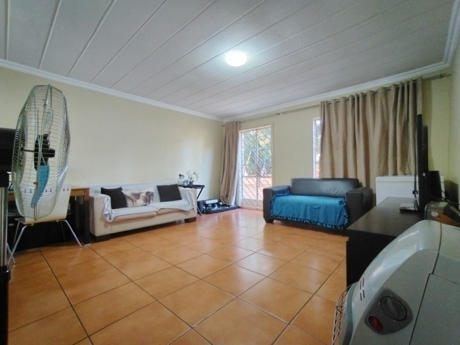 2 Bedroom Property for Sale in Die Hoewes Gauteng