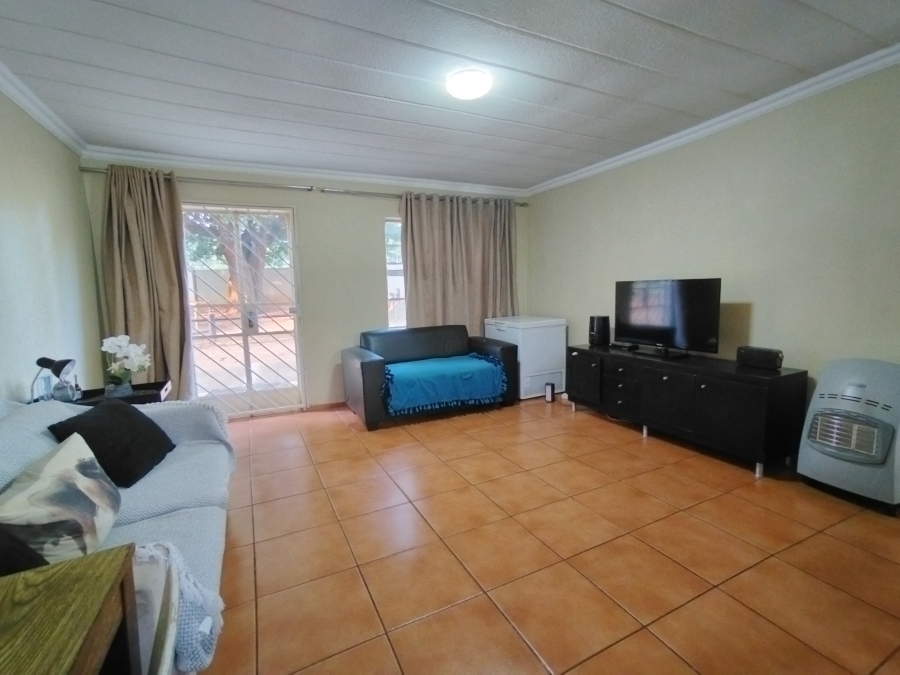 2 Bedroom Property for Sale in Die Hoewes Gauteng