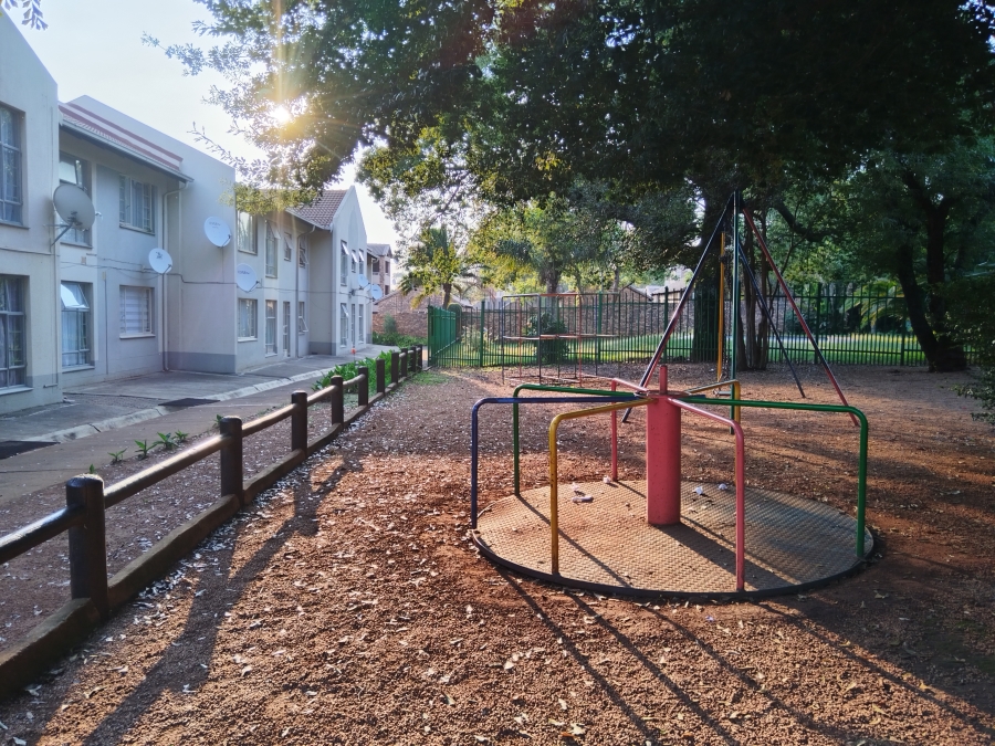 2 Bedroom Property for Sale in Die Hoewes Gauteng