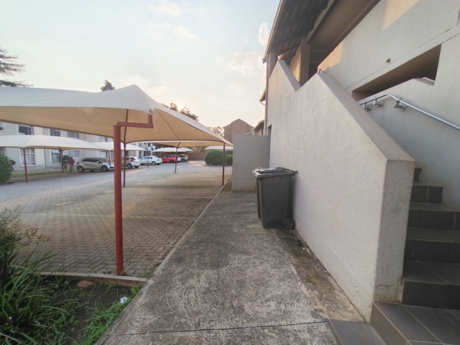 2 Bedroom Property for Sale in Die Hoewes Gauteng