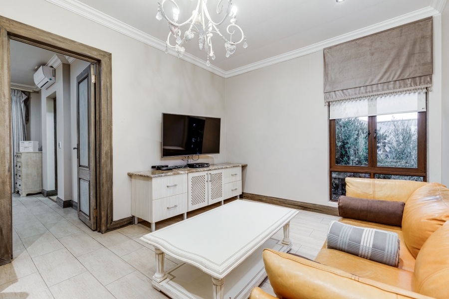 5 Bedroom Property for Sale in Silver Lakes Golf Estate Gauteng