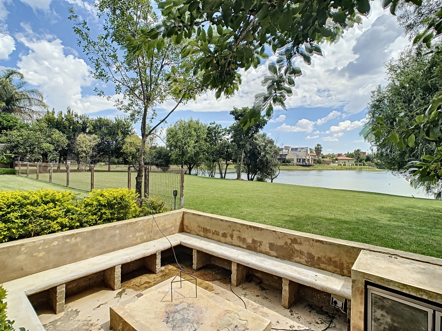 5 Bedroom Property for Sale in Silver Lakes Golf Estate Gauteng