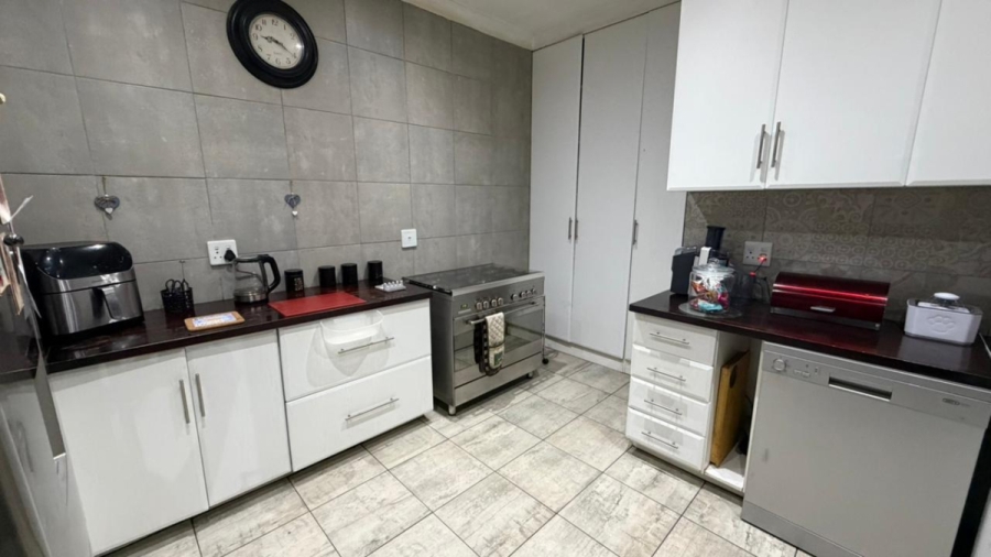 3 Bedroom Property for Sale in Hurlyvale Gauteng