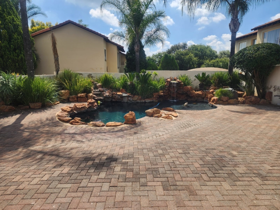 2 Bedroom Property for Sale in Lonehill Gauteng