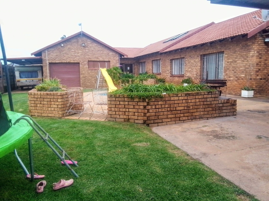 4 Bedroom Property for Sale in Greenhills Gauteng