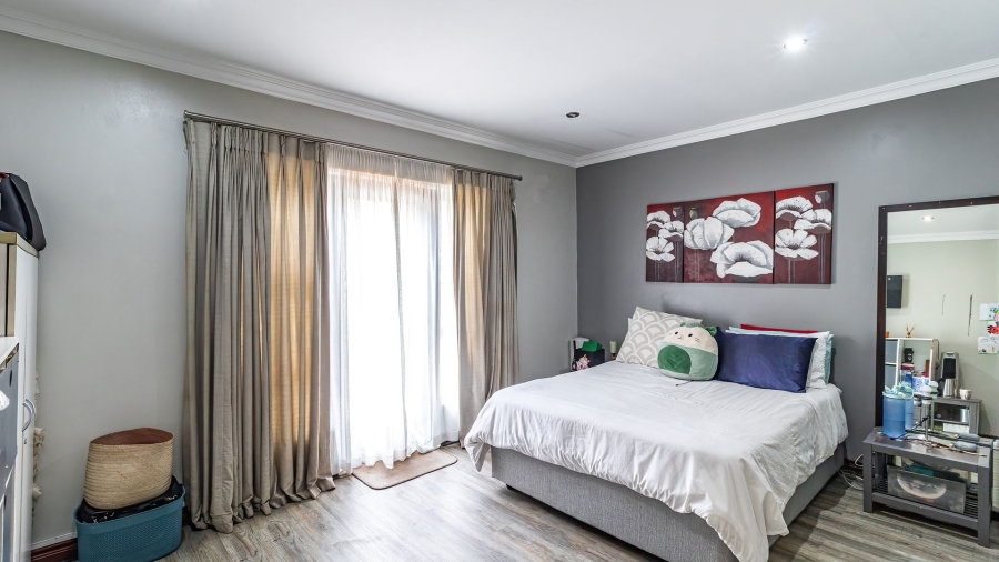 5 Bedroom Property for Sale in Greenstone Hill Gauteng