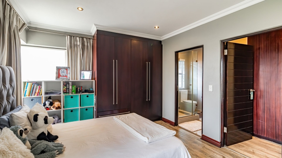 5 Bedroom Property for Sale in Greenstone Hill Gauteng