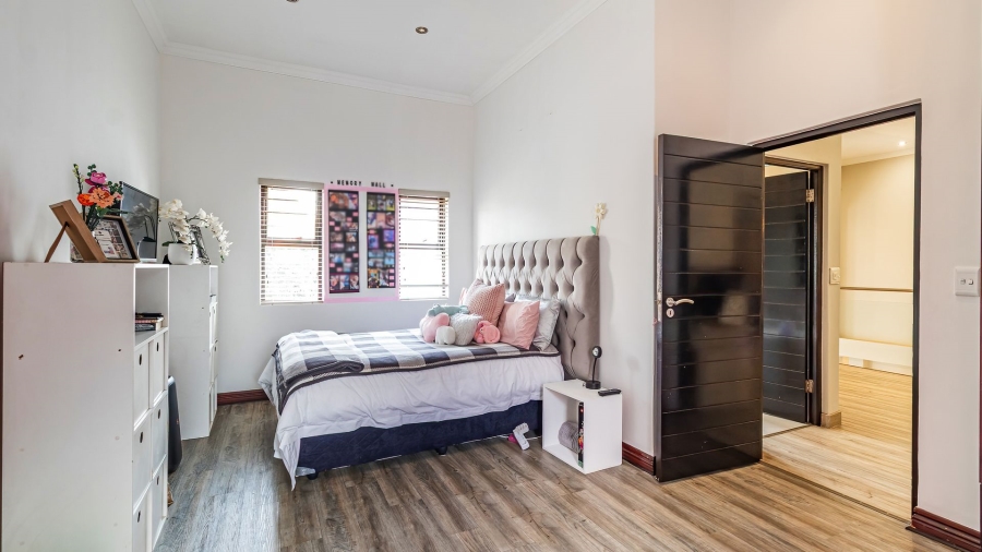 5 Bedroom Property for Sale in Greenstone Hill Gauteng