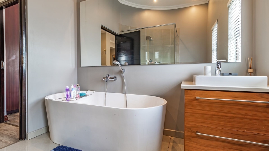 5 Bedroom Property for Sale in Greenstone Hill Gauteng