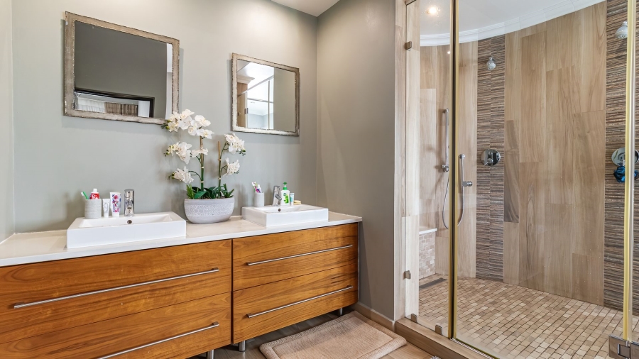 5 Bedroom Property for Sale in Greenstone Hill Gauteng