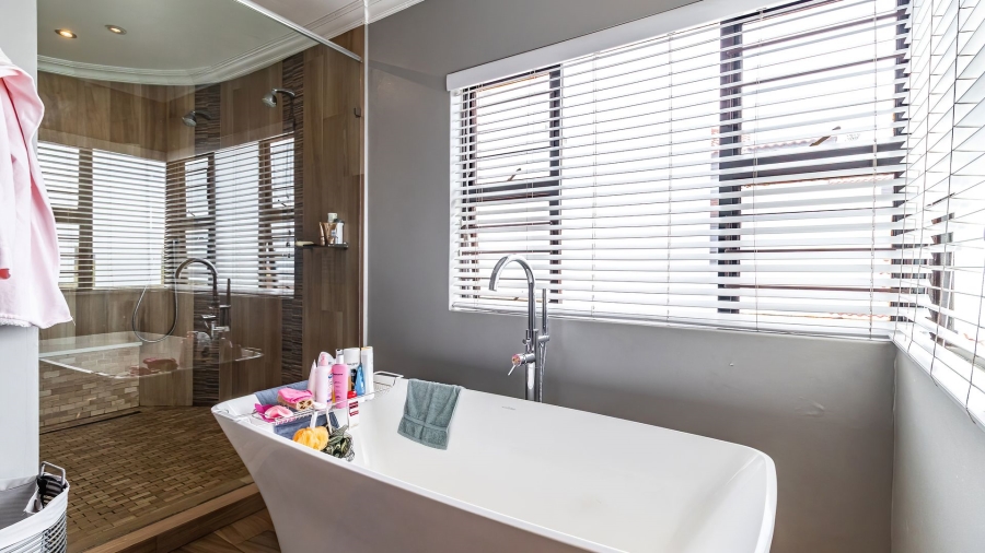 5 Bedroom Property for Sale in Greenstone Hill Gauteng