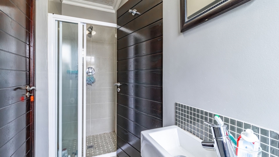 5 Bedroom Property for Sale in Greenstone Hill Gauteng