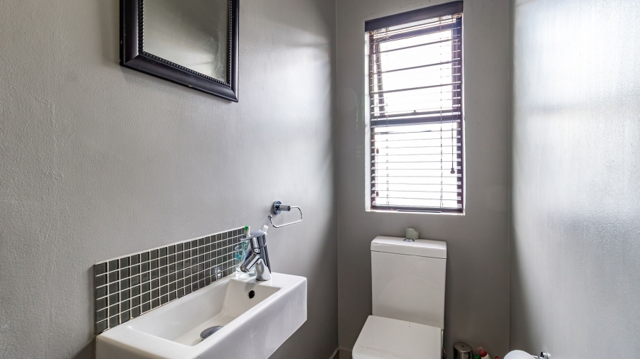 5 Bedroom Property for Sale in Greenstone Hill Gauteng