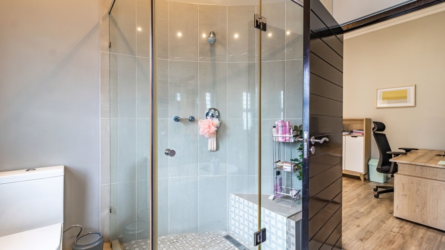 5 Bedroom Property for Sale in Greenstone Hill Gauteng