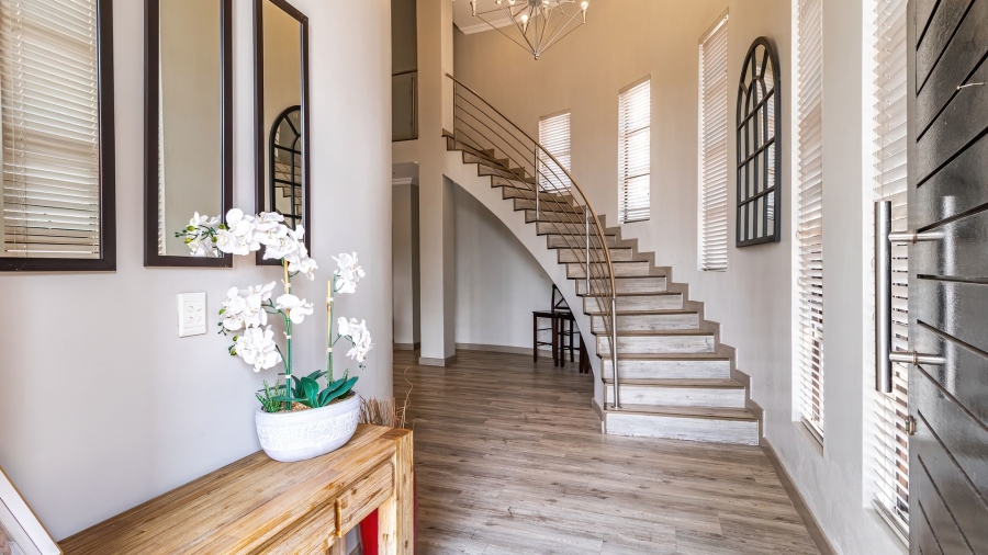 5 Bedroom Property for Sale in Greenstone Hill Gauteng