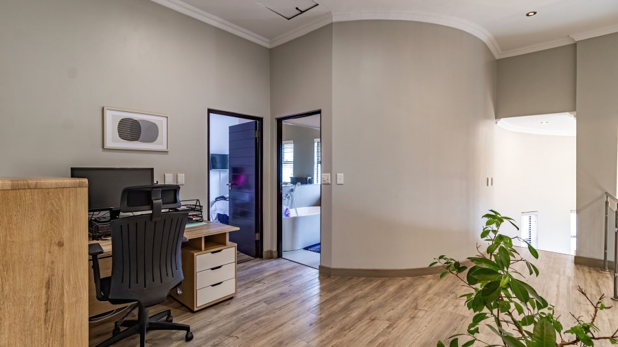 5 Bedroom Property for Sale in Greenstone Hill Gauteng