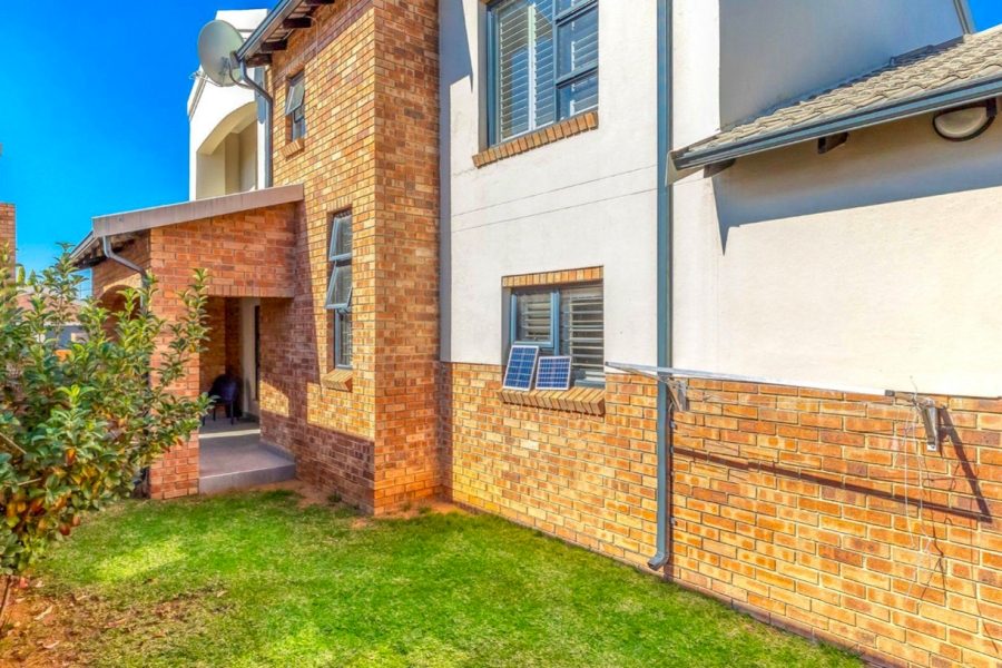 To Let 3 Bedroom Property for Rent in Bromhof Gauteng