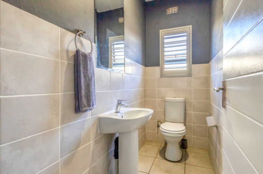 To Let 3 Bedroom Property for Rent in Bromhof Gauteng