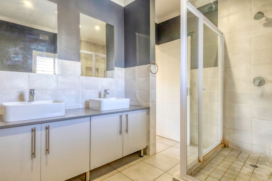 To Let 3 Bedroom Property for Rent in Bromhof Gauteng