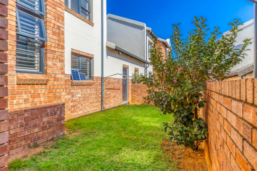 To Let 3 Bedroom Property for Rent in Bromhof Gauteng