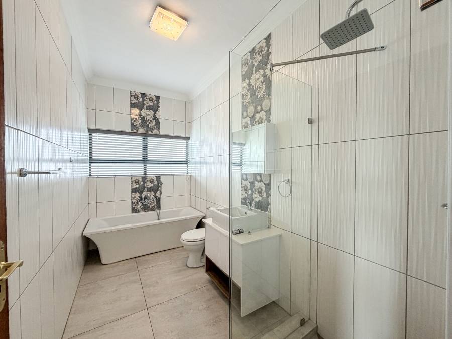 5 Bedroom Property for Sale in Six Fountains Residential Estate Gauteng