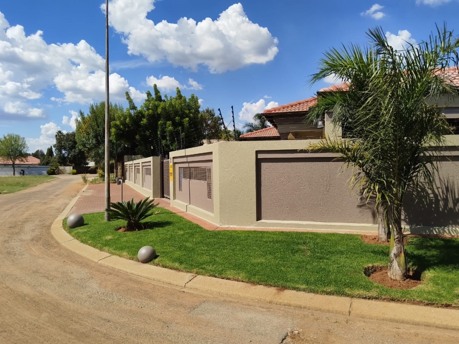 4 Bedroom Property for Sale in Crystal Park Gauteng