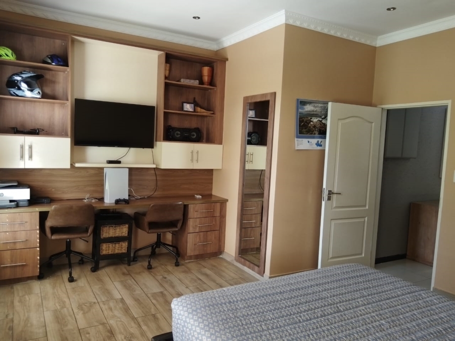 4 Bedroom Property for Sale in Crystal Park Gauteng