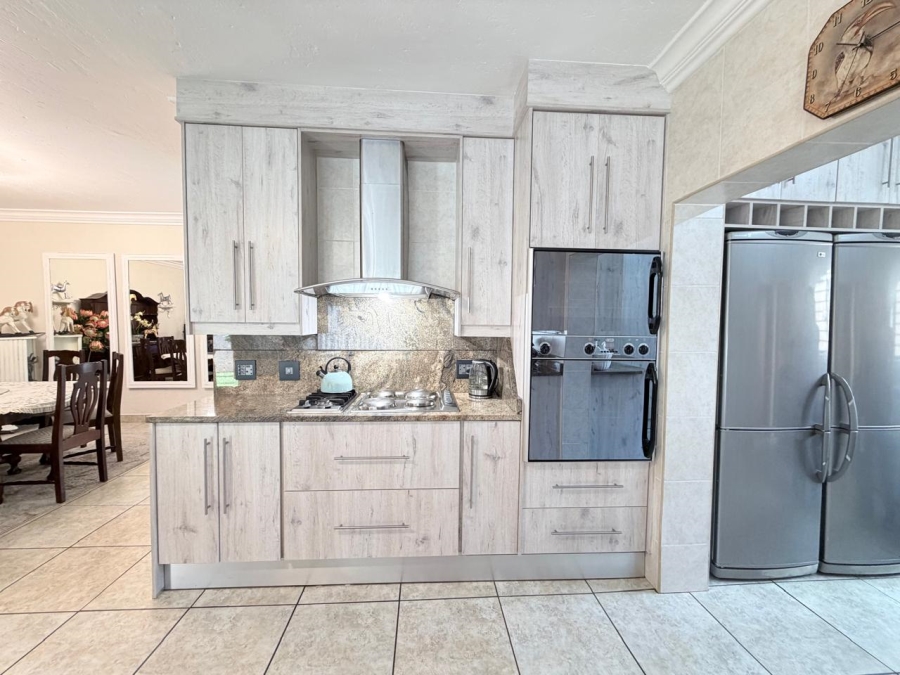 4 Bedroom Property for Sale in Featherbrooke Estate Gauteng