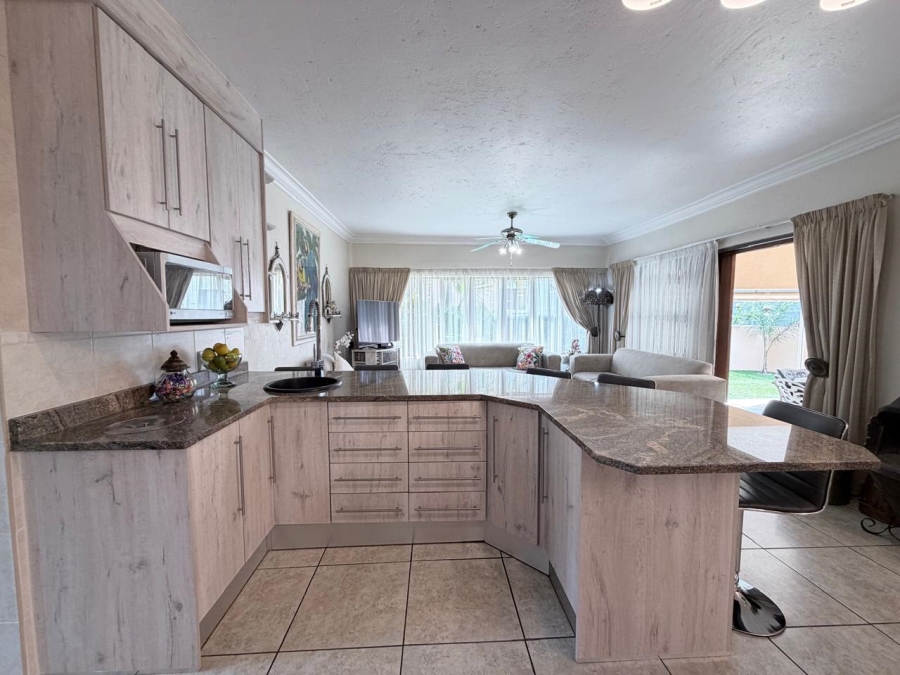 4 Bedroom Property for Sale in Featherbrooke Estate Gauteng