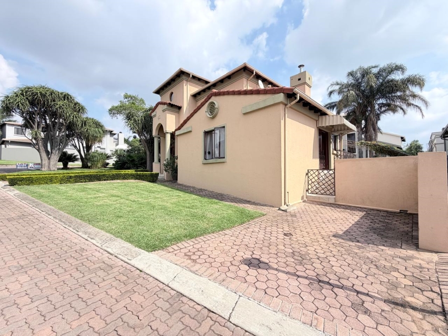 4 Bedroom Property for Sale in Featherbrooke Estate Gauteng