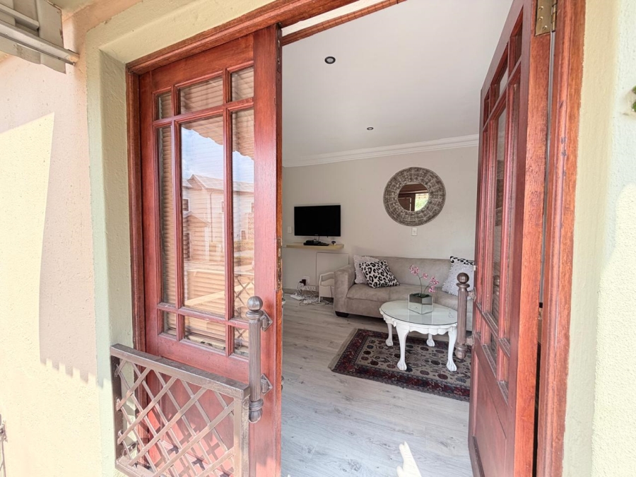 4 Bedroom Property for Sale in Featherbrooke Estate Gauteng