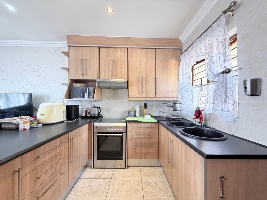 4 Bedroom Property for Sale in Featherbrooke Estate Gauteng