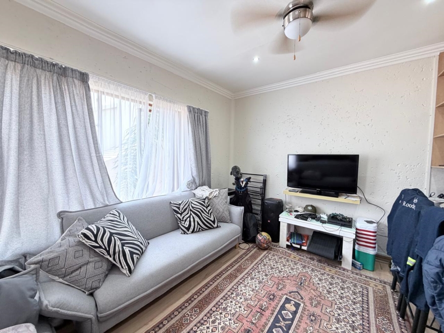 4 Bedroom Property for Sale in Featherbrooke Estate Gauteng